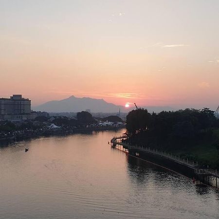 Lovely Waterfront Riverbank Suite With Pool Kuching Bagian luar foto