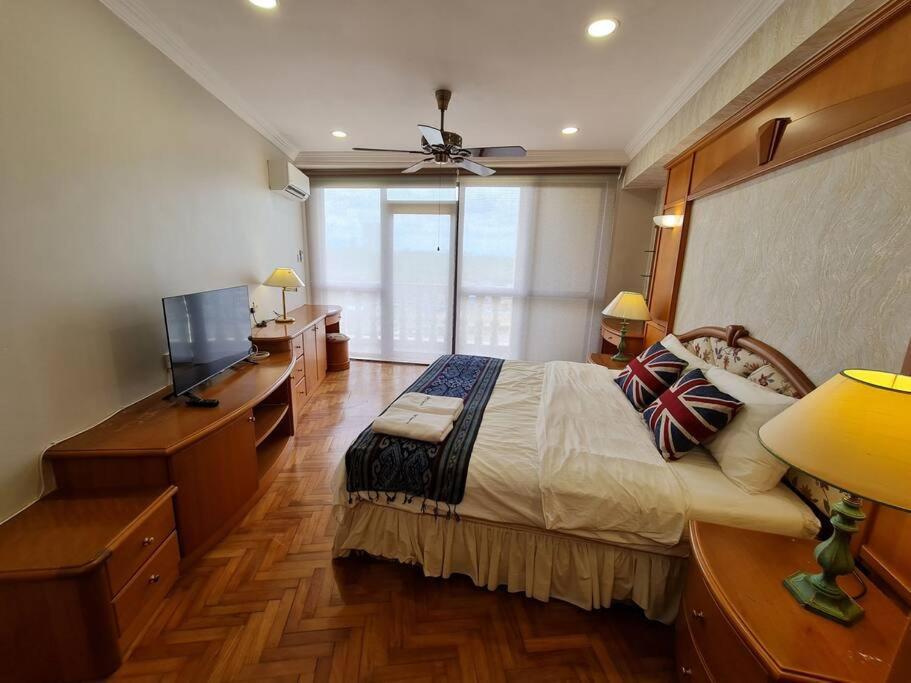 Lovely Waterfront Riverbank Suite With Pool Kuching Bagian luar foto