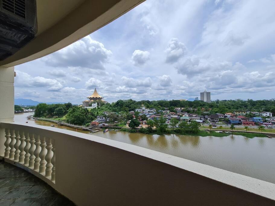 Lovely Waterfront Riverbank Suite With Pool Kuching Bagian luar foto