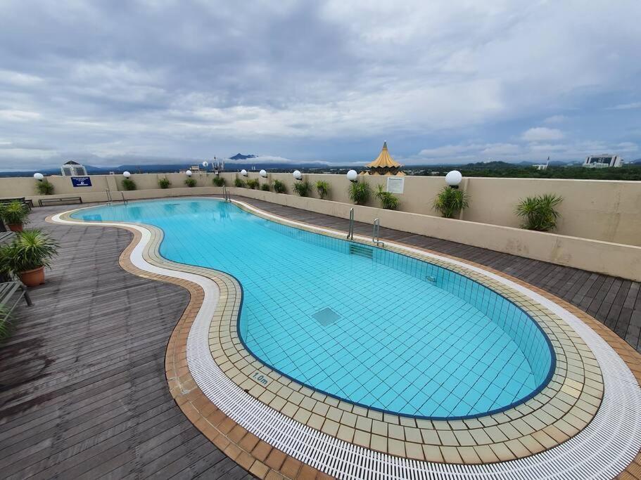 Lovely Waterfront Riverbank Suite With Pool Kuching Bagian luar foto