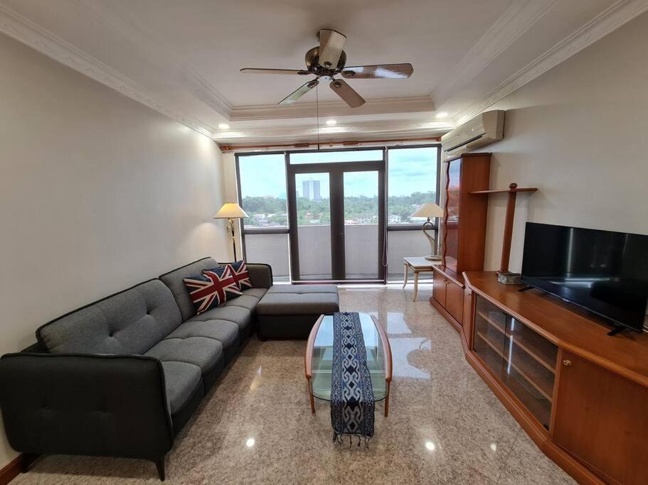 Lovely Waterfront Riverbank Suite With Pool Kuching Bagian luar foto