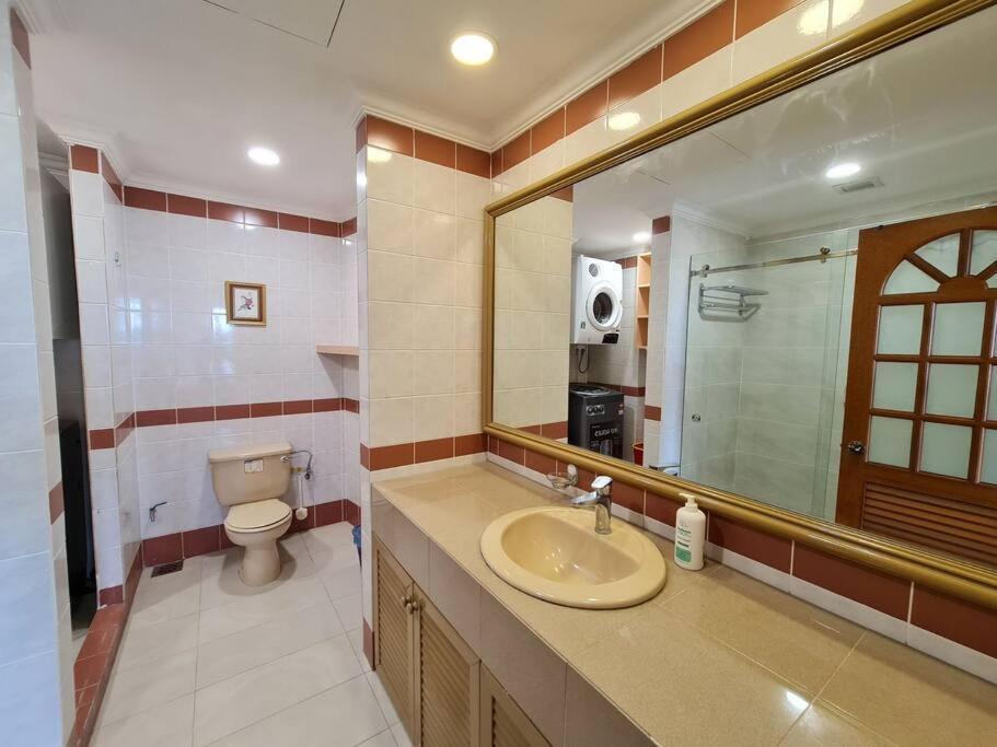 Lovely Waterfront Riverbank Suite With Pool Kuching Bagian luar foto