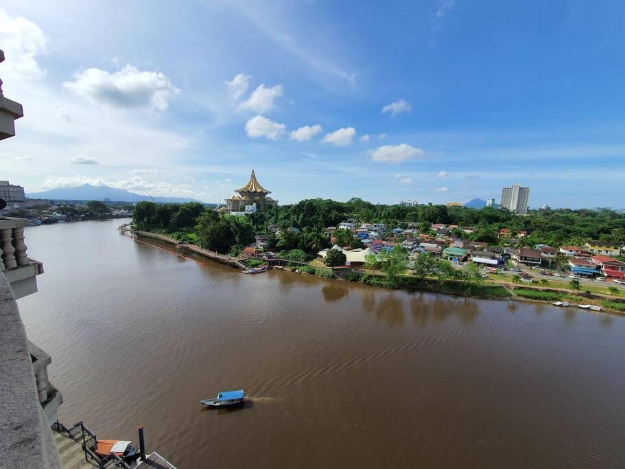 Lovely Waterfront Riverbank Suite With Pool Kuching Bagian luar foto
