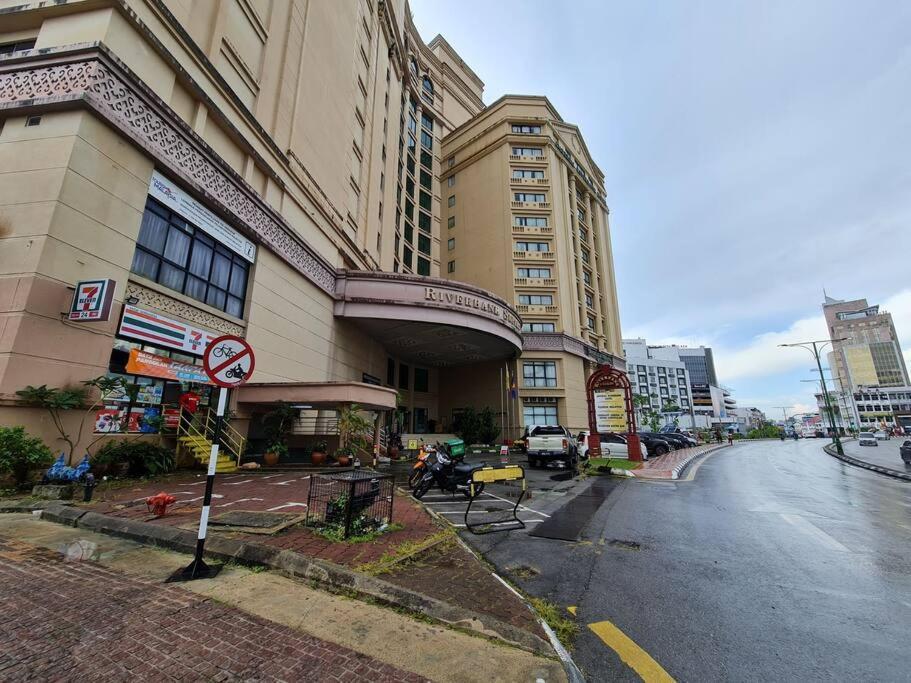 Lovely Waterfront Riverbank Suite With Pool Kuching Bagian luar foto