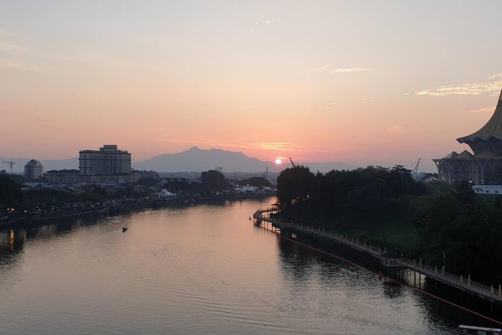 Lovely Waterfront Riverbank Suite With Pool Kuching Bagian luar foto