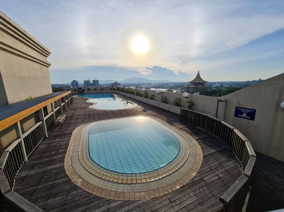 Lovely Waterfront Riverbank Suite With Pool Kuching Bagian luar foto